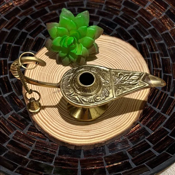 Vintage Lacquered Brass Decorative Genie Lamp figurine - Picture 3 of 6